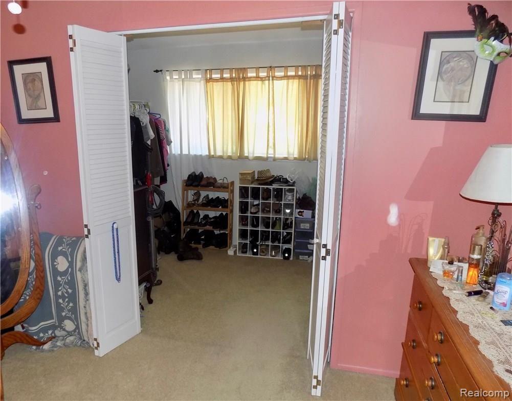 1817 Middle Trail Road Walled Lake, MI 48390 - Photo 21 of 28 MBR BOASTS GINORMOUS WALK IN CLOSET!!!