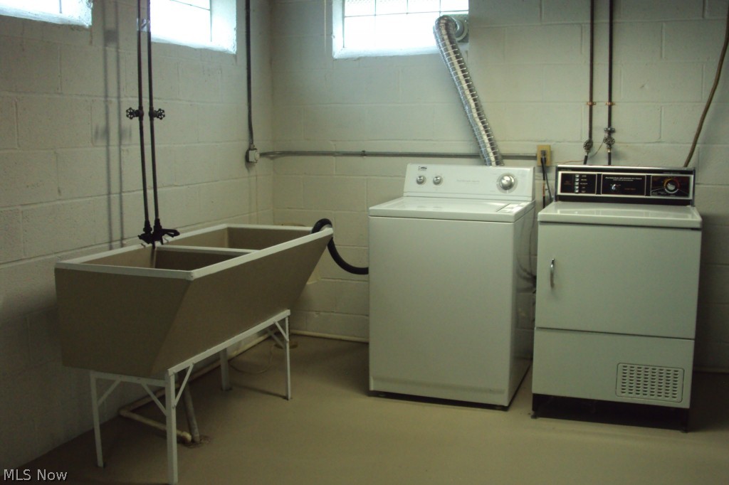 4965 Corliss Road Cleveland, OH 44124 - Photo 21 of 25 Washer and dryer stay.