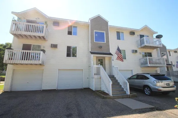 $1,450 | 949 Wescott Trail, Unit 201, St. Paul, MN 55123