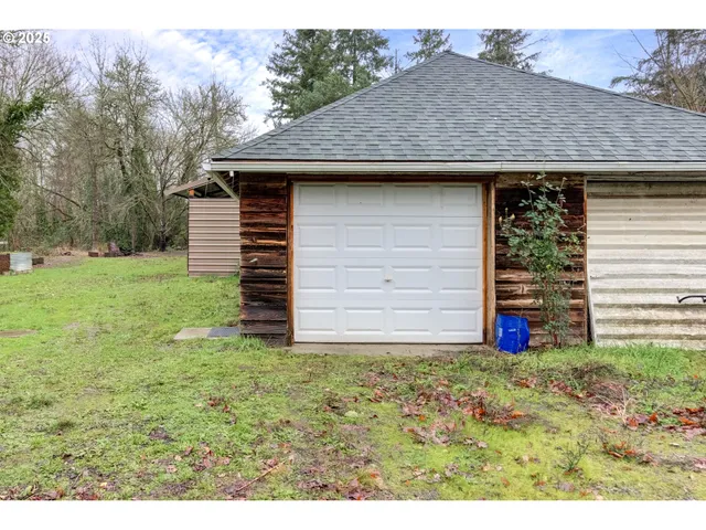 a view of a backyard