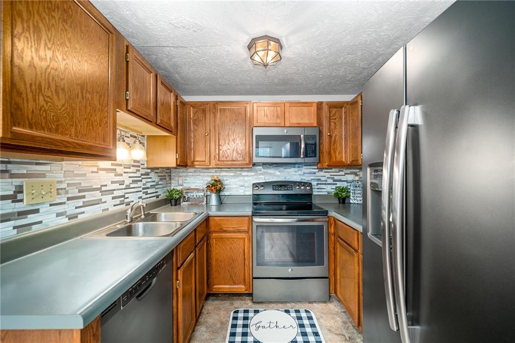 710 Countryside Drive McKees Rocks, PA 15136 - Photo 5 of 21