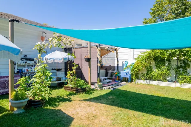 a view of a back yard