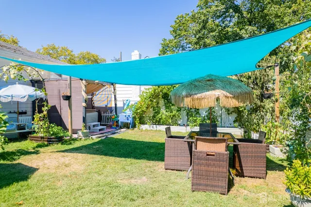 a view of a back yard