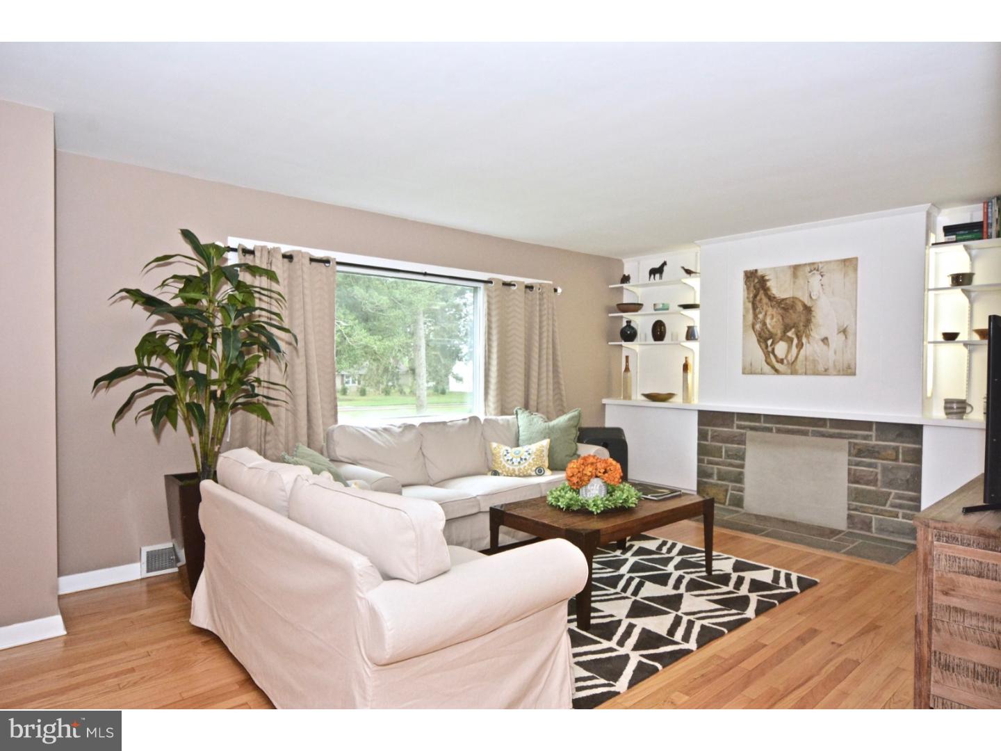 176 West Upper Ferry Road Ewing, NJ 08628 - Photo 5 of 25 Living Room