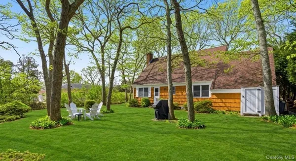 a view of a house with a backyard