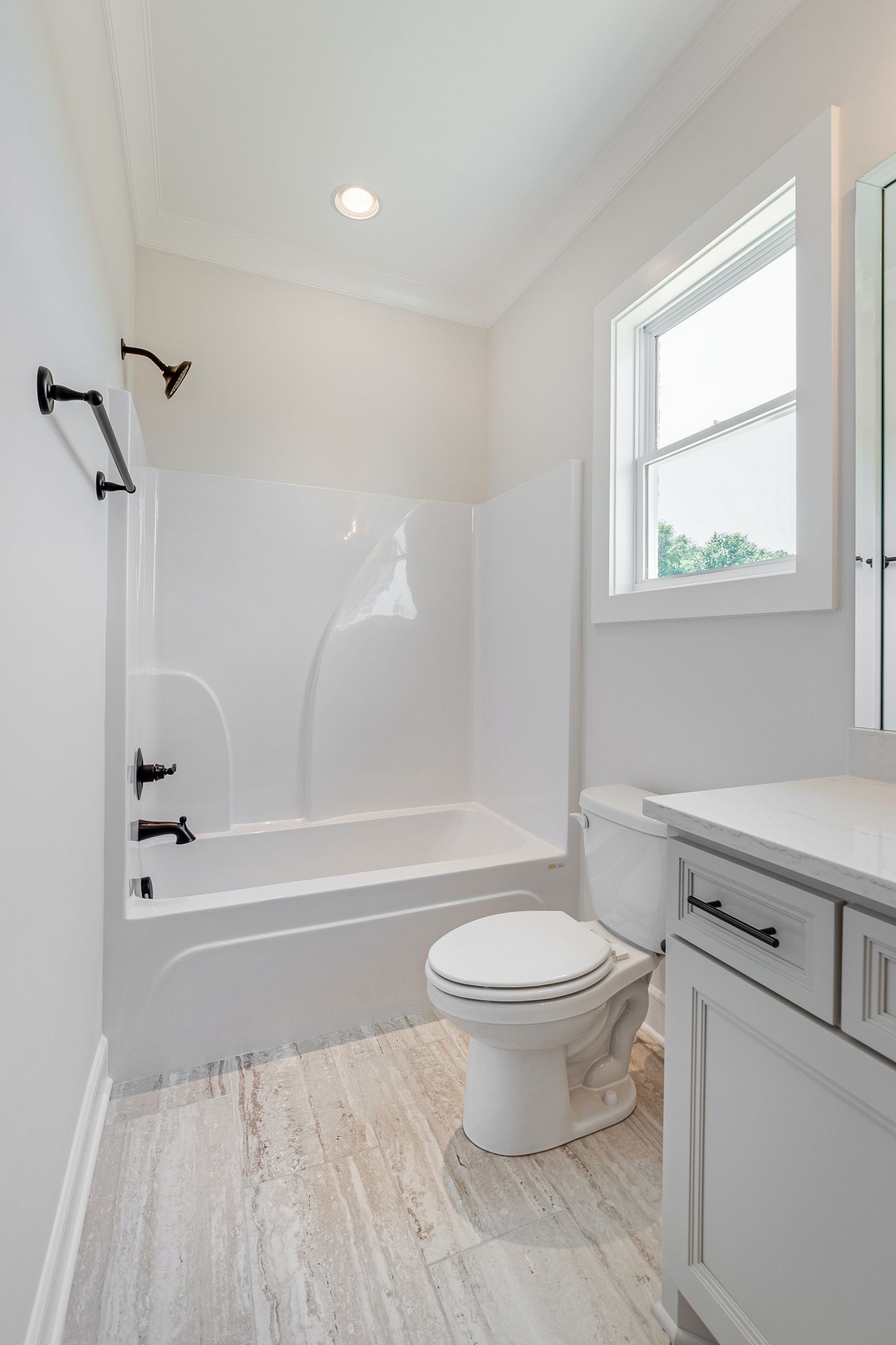 1563 Phillips Road Lebanon, TN 37087 - Photo 24 of 33 a bathroom with a toilet and a bathtub