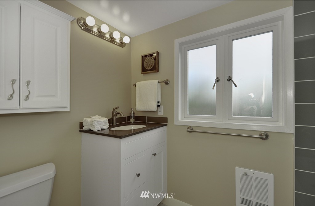 4812 Northeast 40th Street Seattle, WA 98105 - Photo 11 of 14