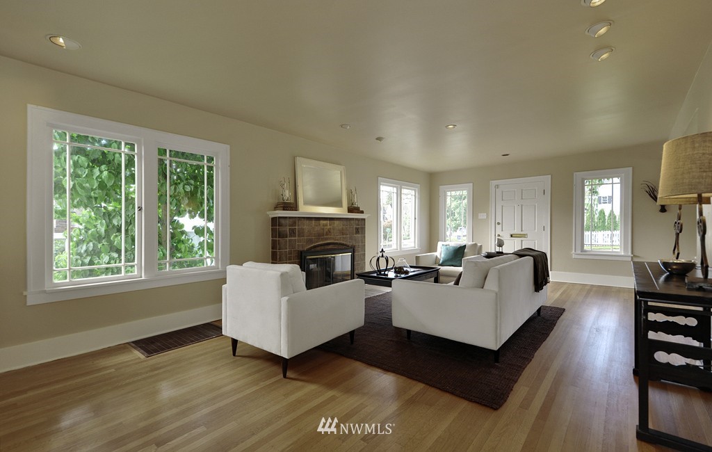 4812 Northeast 40th Street Seattle, WA 98105 - Photo 3 of 14
