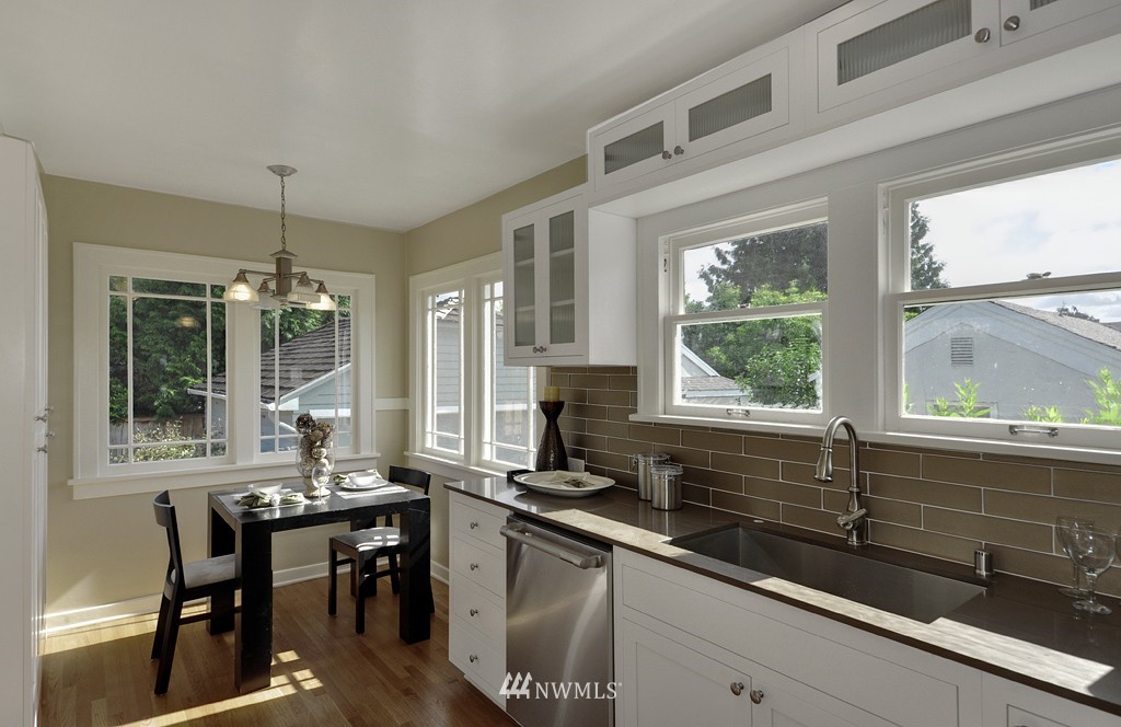 4812 Northeast 40th Street Seattle, WA 98105 - Photo 6 of 14