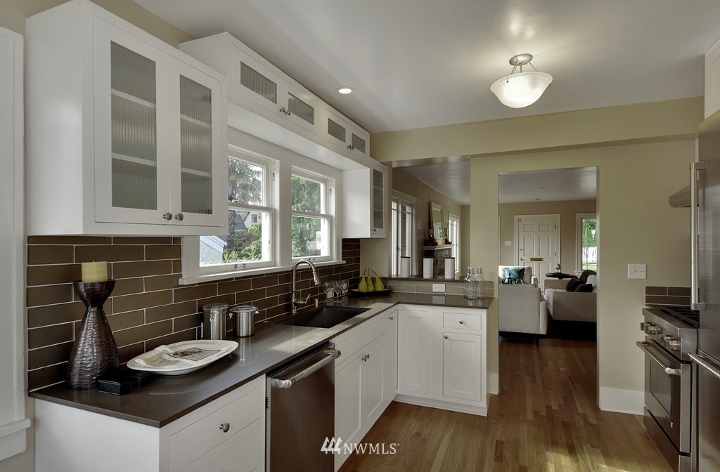 4812 Northeast 40th Street Seattle, WA 98105 - Photo 7 of 14