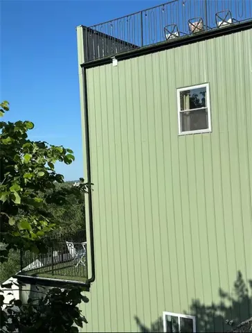 a view of a back yard