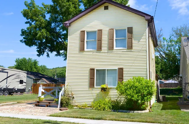 a view of a house with a yard