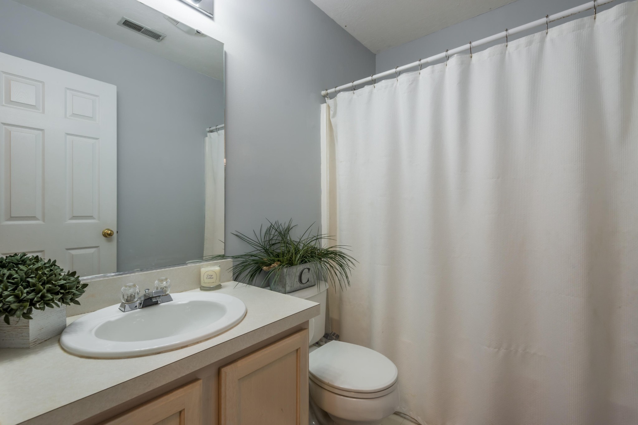 829 Station View Road Knoxville, TN 37919 - Photo 24 of 26 a bathroom with a sink toilet and a mirror