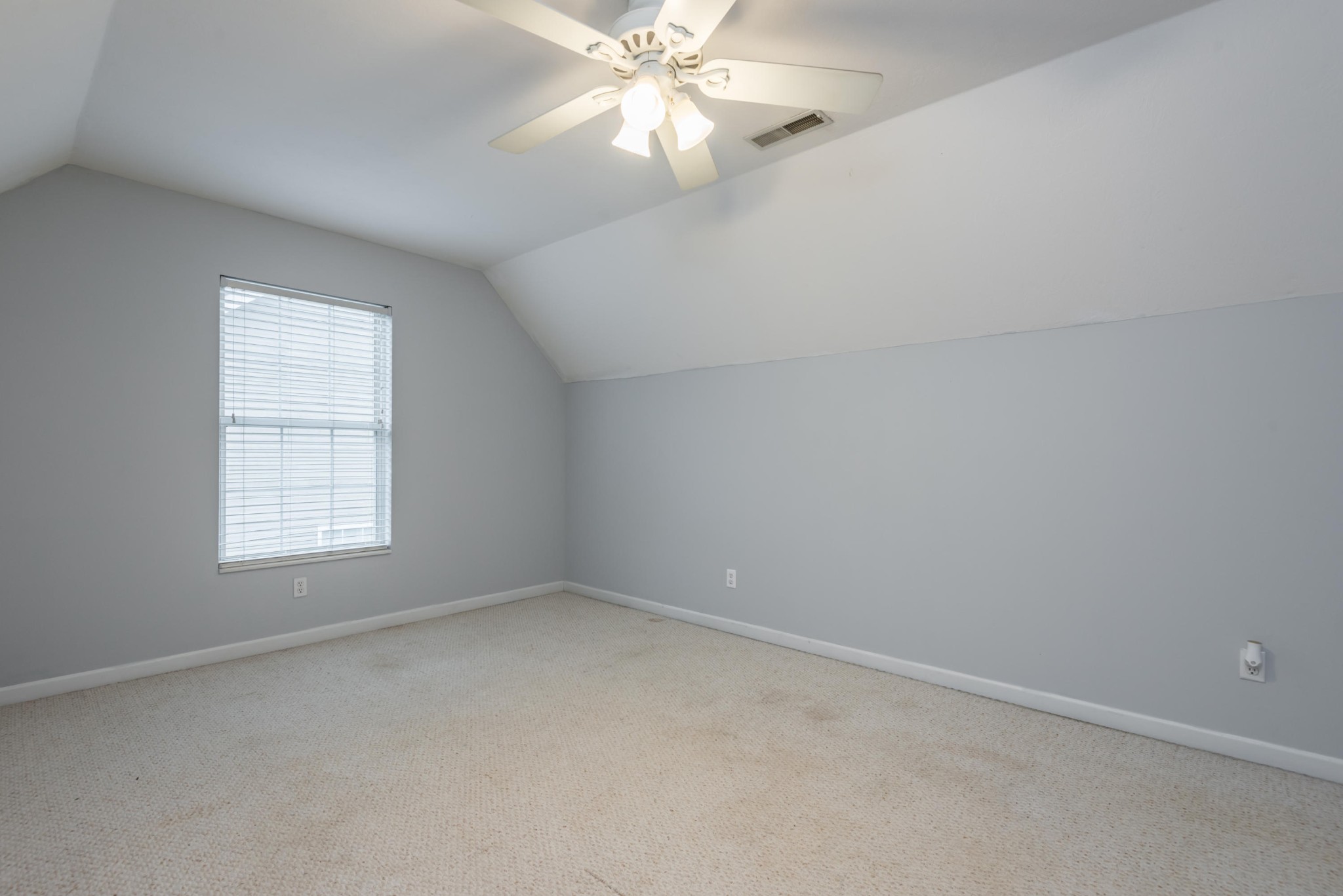 829 Station View Road Knoxville, TN 37919 - Photo 25 of 26 an empty room with a window and a fan