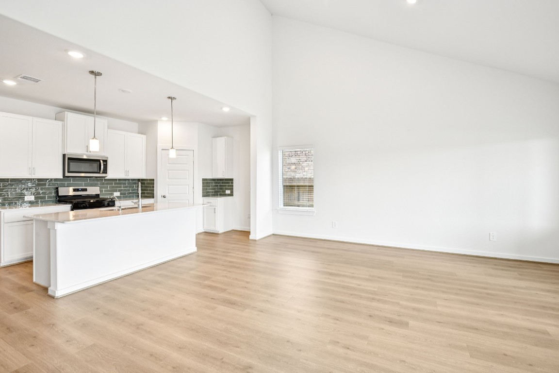 1609 Hopson Ranch Drive Conroe, TX 77301 - Photo 8 of 48 Photo is not of the actual home, but is an inspirational photo of builder’s model home and may depict options, furnishings, and/or decorator features that are not included