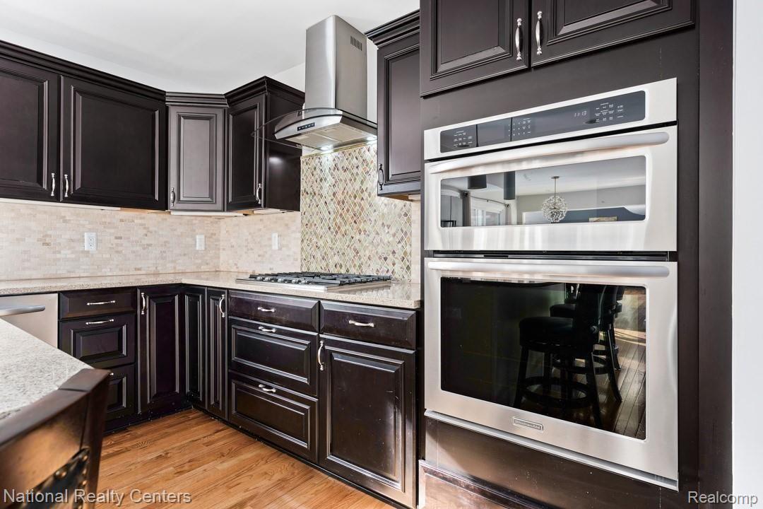 455 Cherry Tree Lane Rochester, MI 48306 - Photo 8 of 35 Built in oven