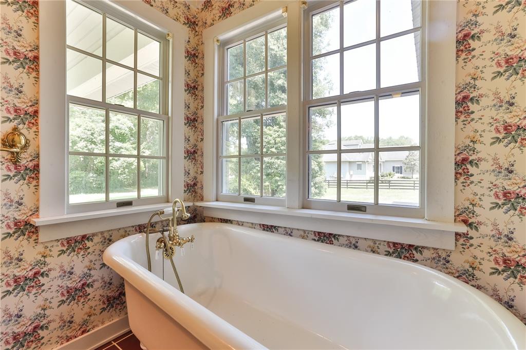 1430 Hazen Road DeLand, FL 32720 - Photo 19 of 24 Claw tub
