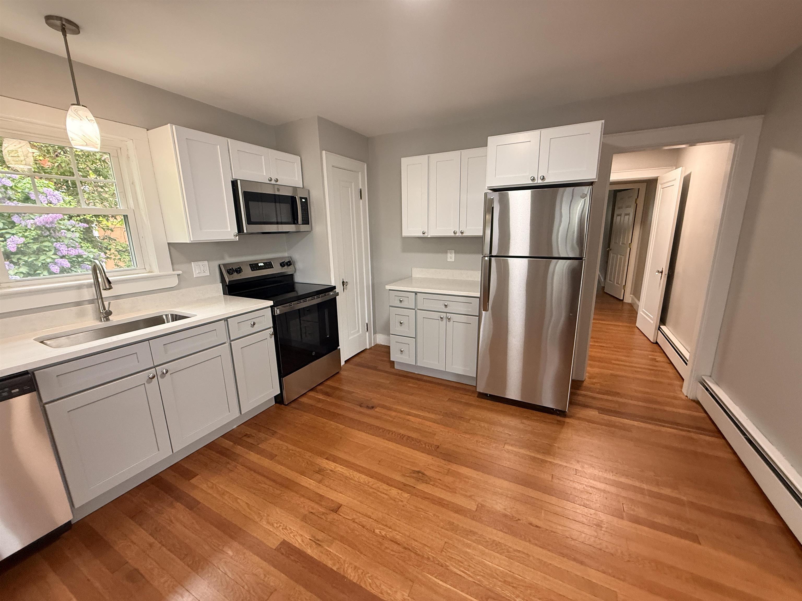 406 East High Street Manchester, NH 03104 - Photo 9 of 49