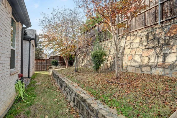 a view of a backyard with pathway