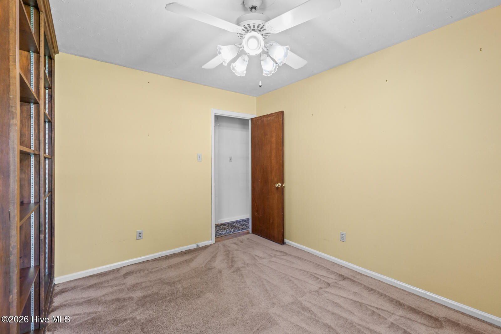 6 Laran Road Jacksonville, NC 28540 - Photo 31 of 41 Bedroom Nr. 3 With Built-In Shelves