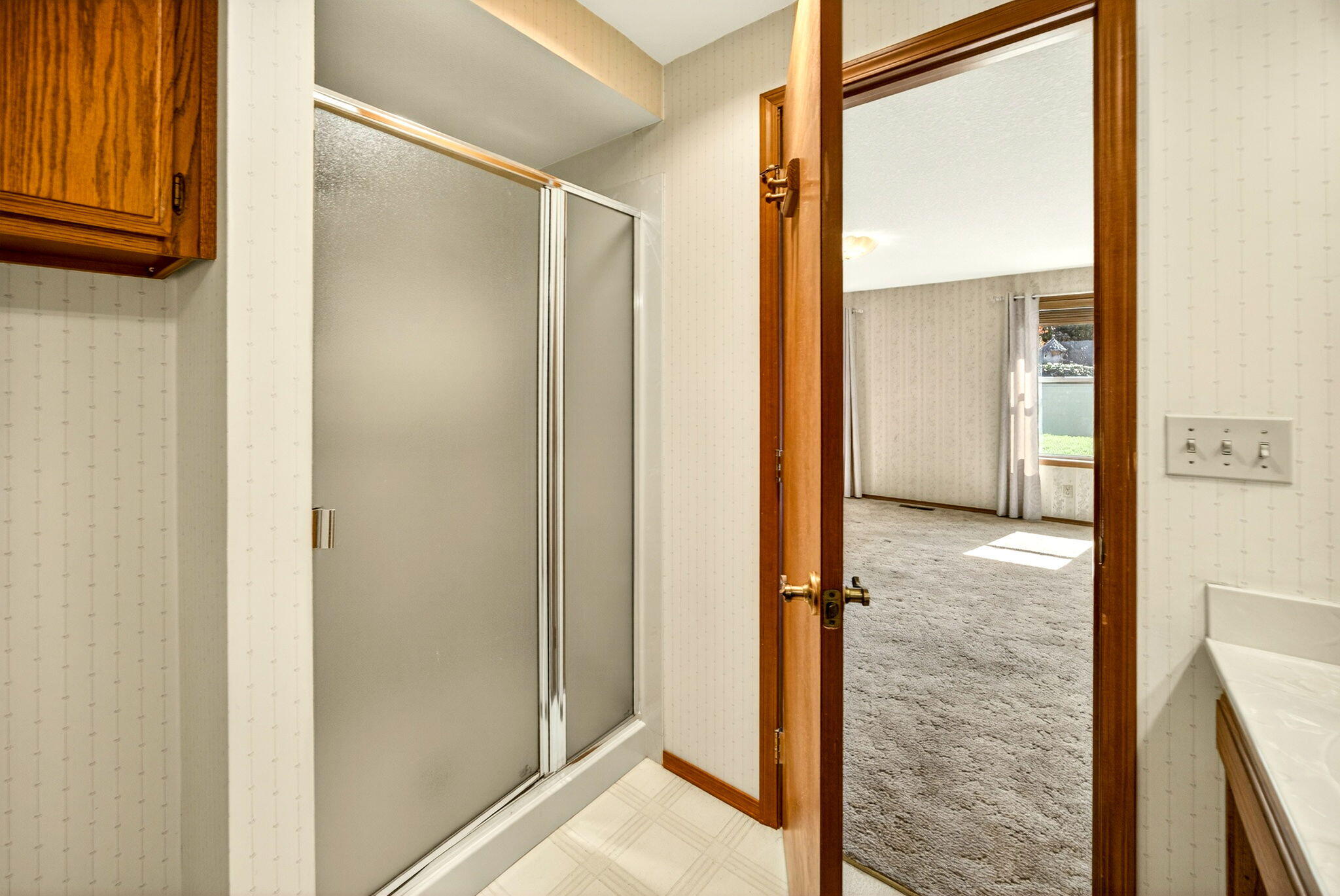 489 Vincent Avenue Central Point, OR 97502 - Photo 21 of 38 Primary Bathroom