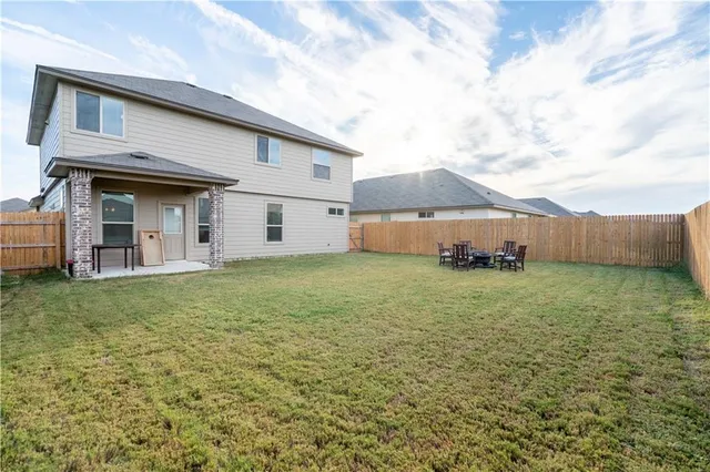 $2,150 | 211 Reagor Drive, Taylor, TX 76574