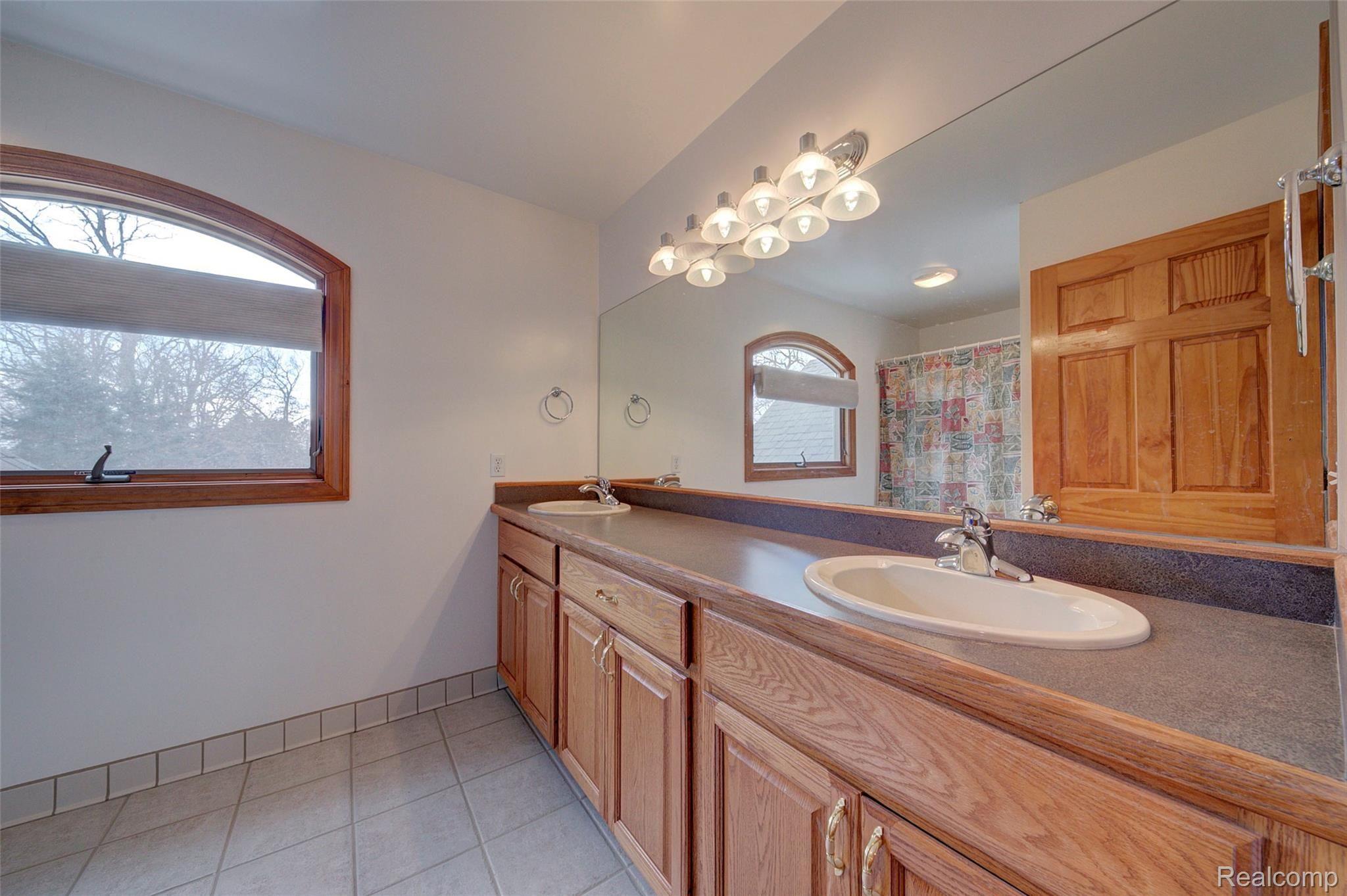 7154 Hatchery Road Waterford, MI 48327 - Photo 51 of 80 2ND FLOOR BATHROOM