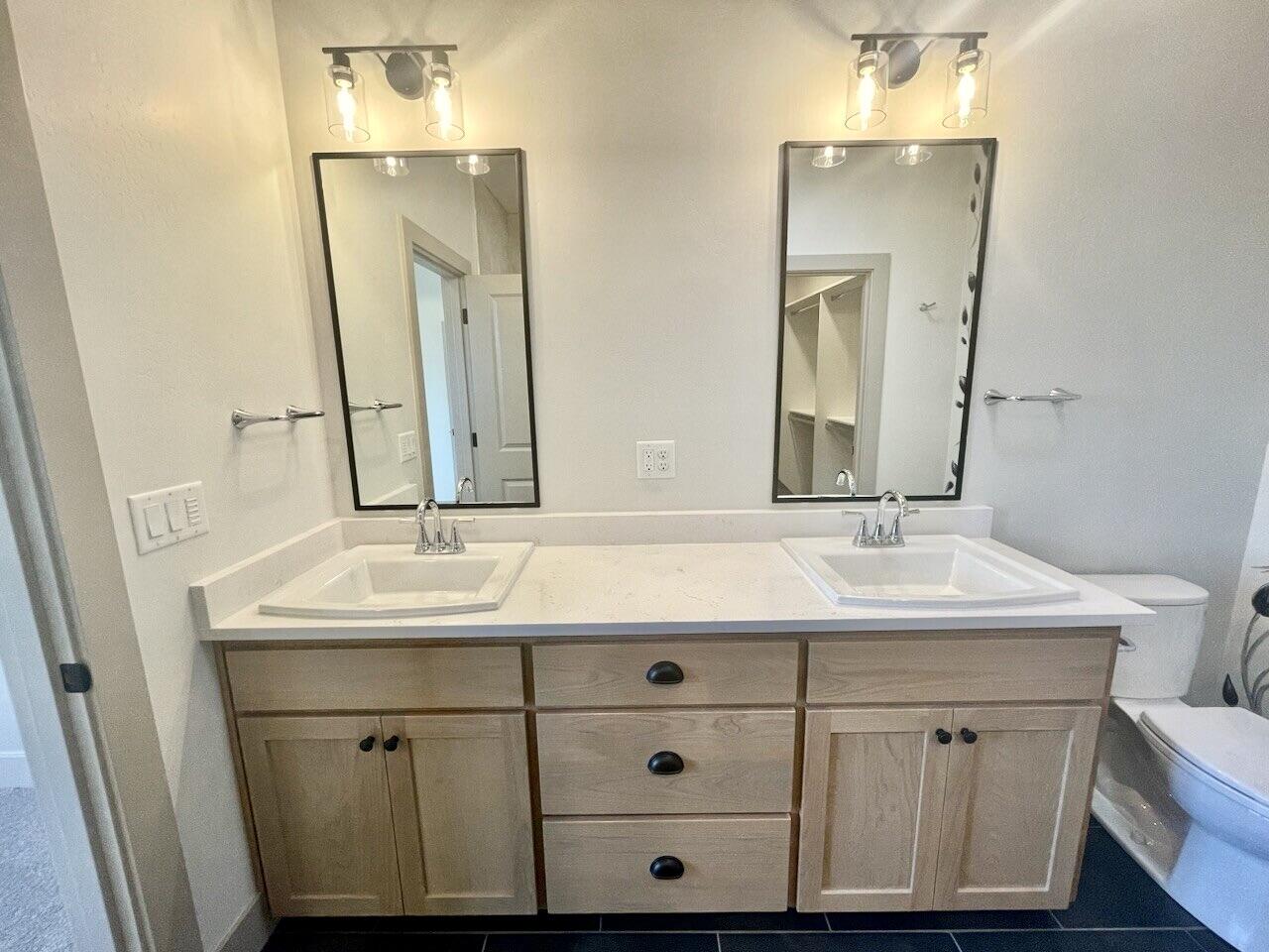 371 Randy Street Ashland, OR 97520 - Photo 18 of 35 Primary Bathroom