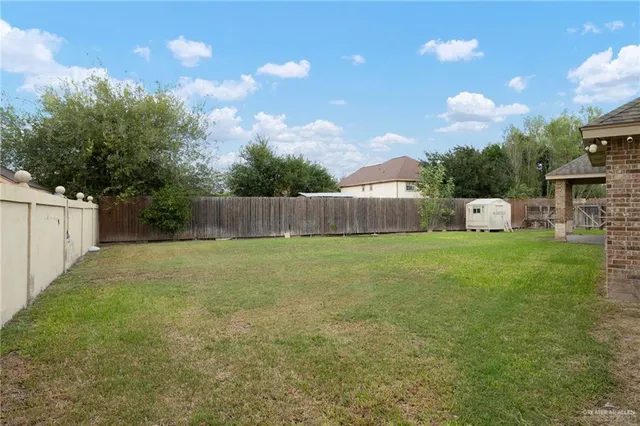 a view of a back yard