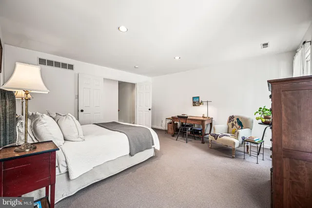 $550,000 | 102 Dundee Mills Lane, Wallingford, PA 19086