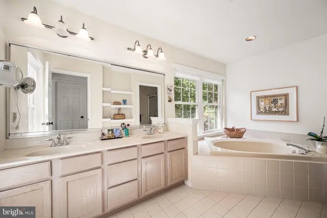 $550,000 | 102 Dundee Mills Lane, Wallingford, PA 19086