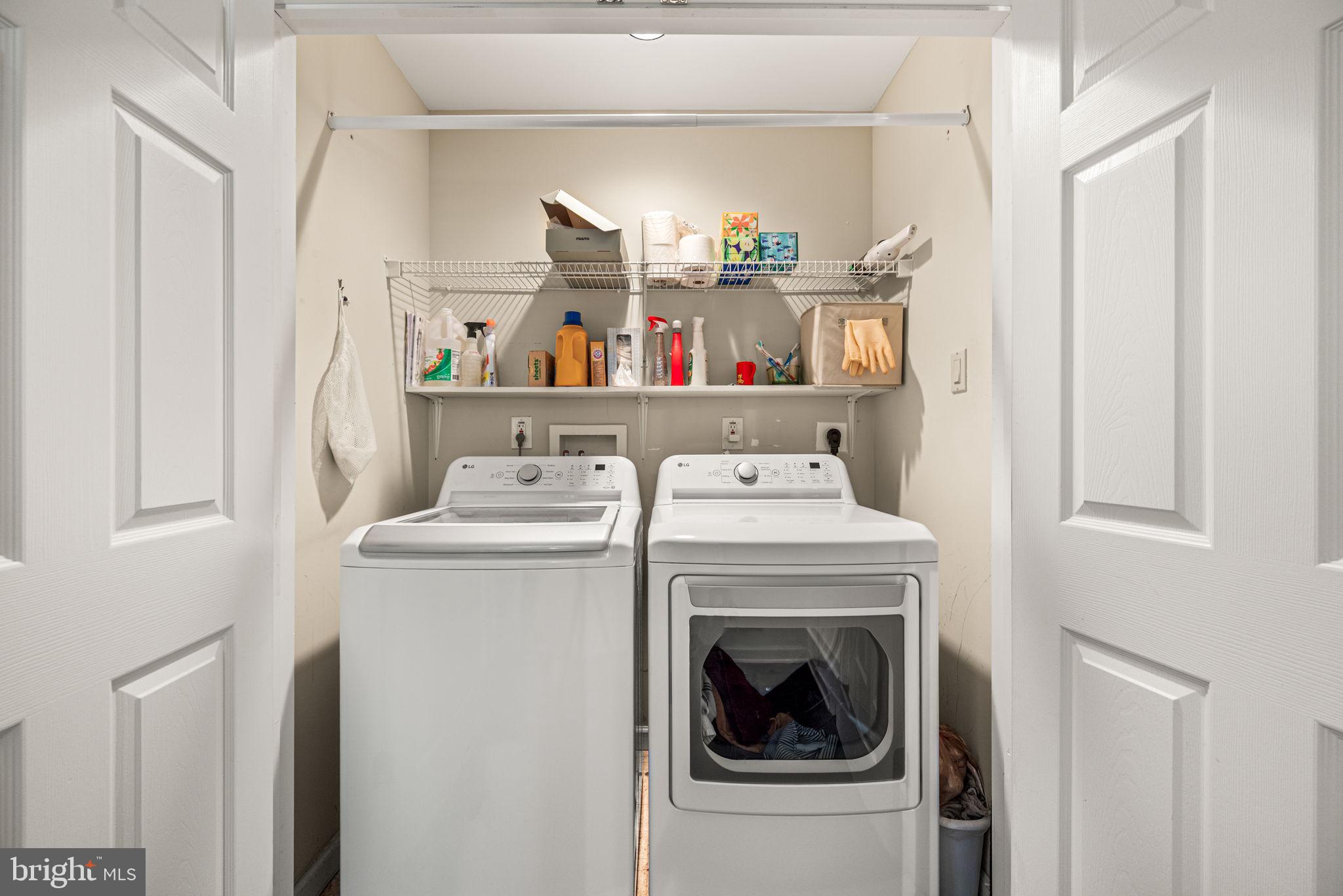 102 Dundee Mills Lane Wallingford, PA 19086 - Photo 32 of 43 a utility room with dryer and washer