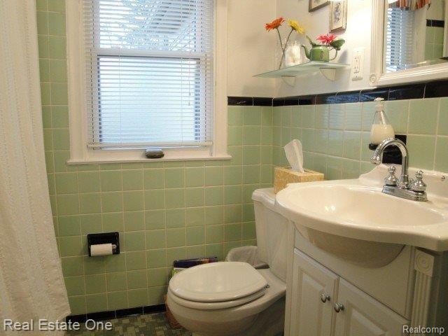 3987 Wakefield Road Berkley, MI 48072 - Photo 17 of 25 Vintage bath