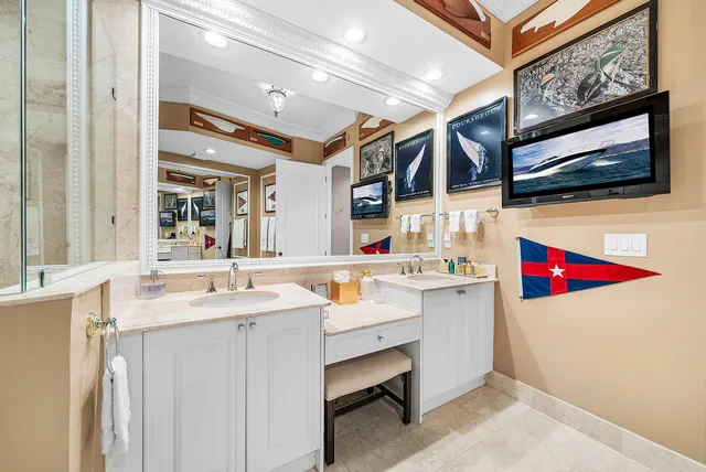 a view of entryway with a window