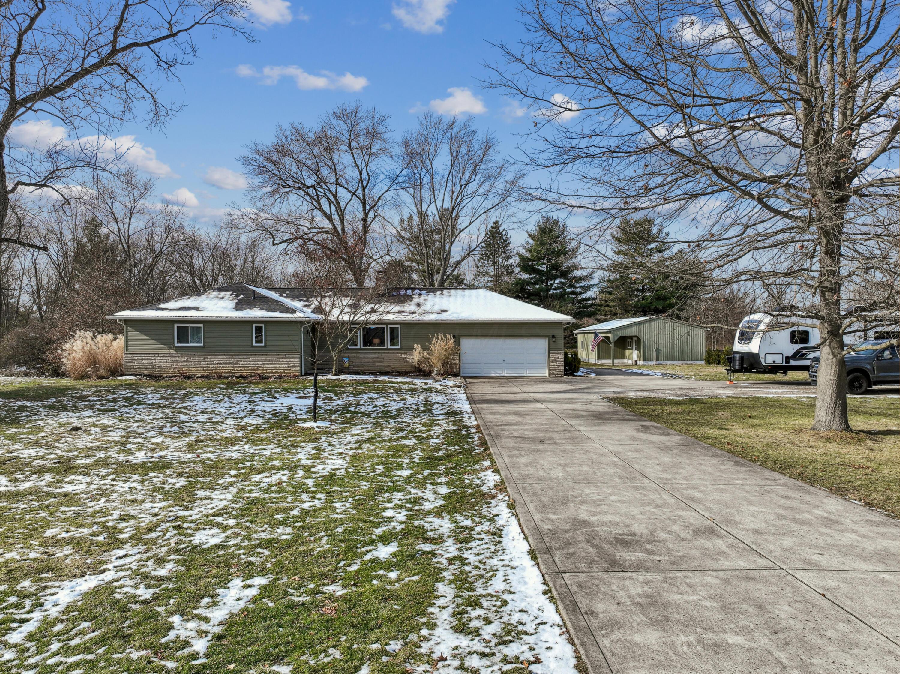 Home, pole barn & large driveway