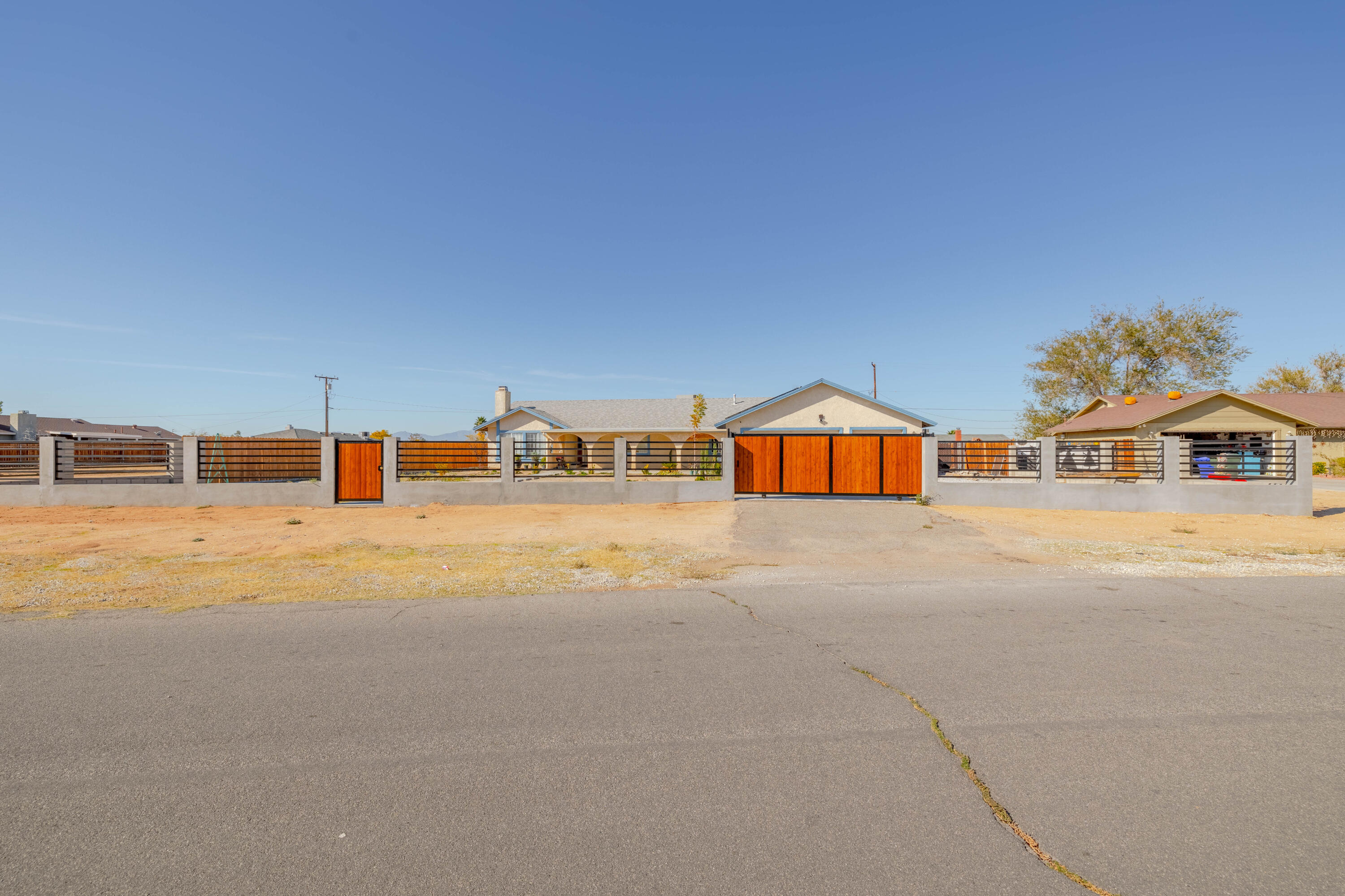 12728 Running Deer Road Apple Valley, CA 92308 - Photo 6 of 28 0G7A8110-HDR