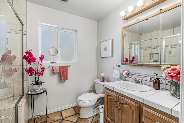 a view of a big room with closet and windows
