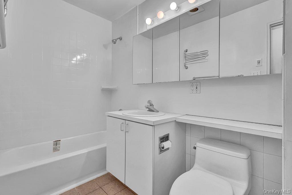 228 Mariners Way Copiague, NY 11726 - Photo 8 of 15 Full Bathroom w/New Shower Surround