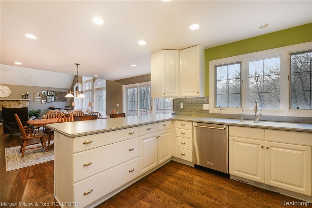 9742 Naiad Road Clarkston, MI 48348 - Photo 11 of 38 Kitchen opens to dining space
