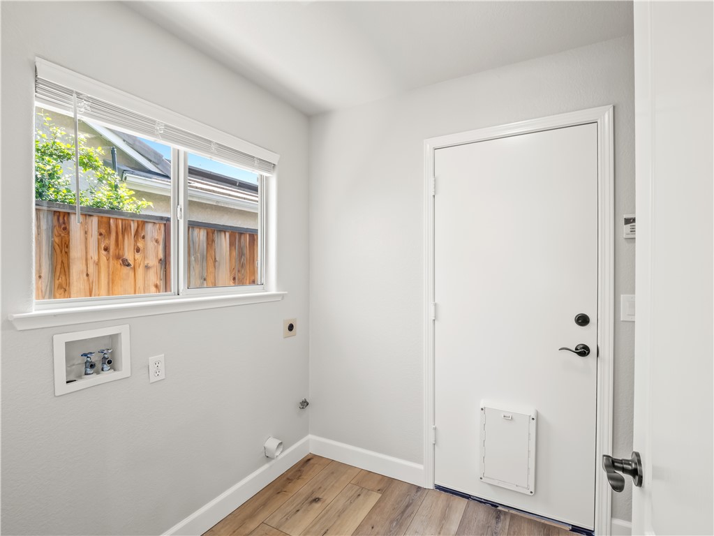1582 East Revere Road Fresno, CA 93720 - Photo 18 of 49 Laundry room