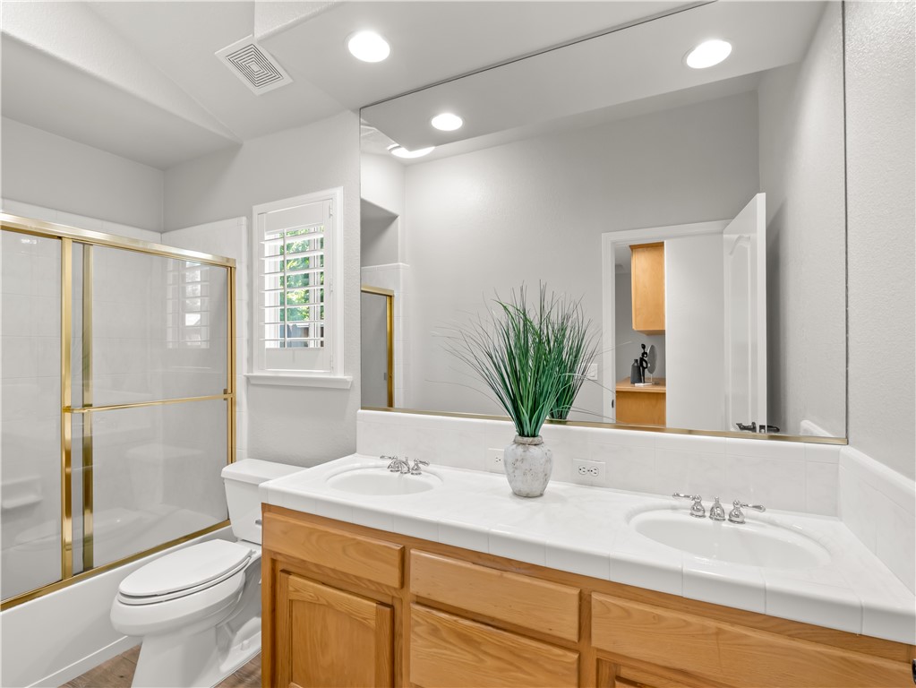 1582 East Revere Road Fresno, CA 93720 - Photo 25 of 49 Bath 1