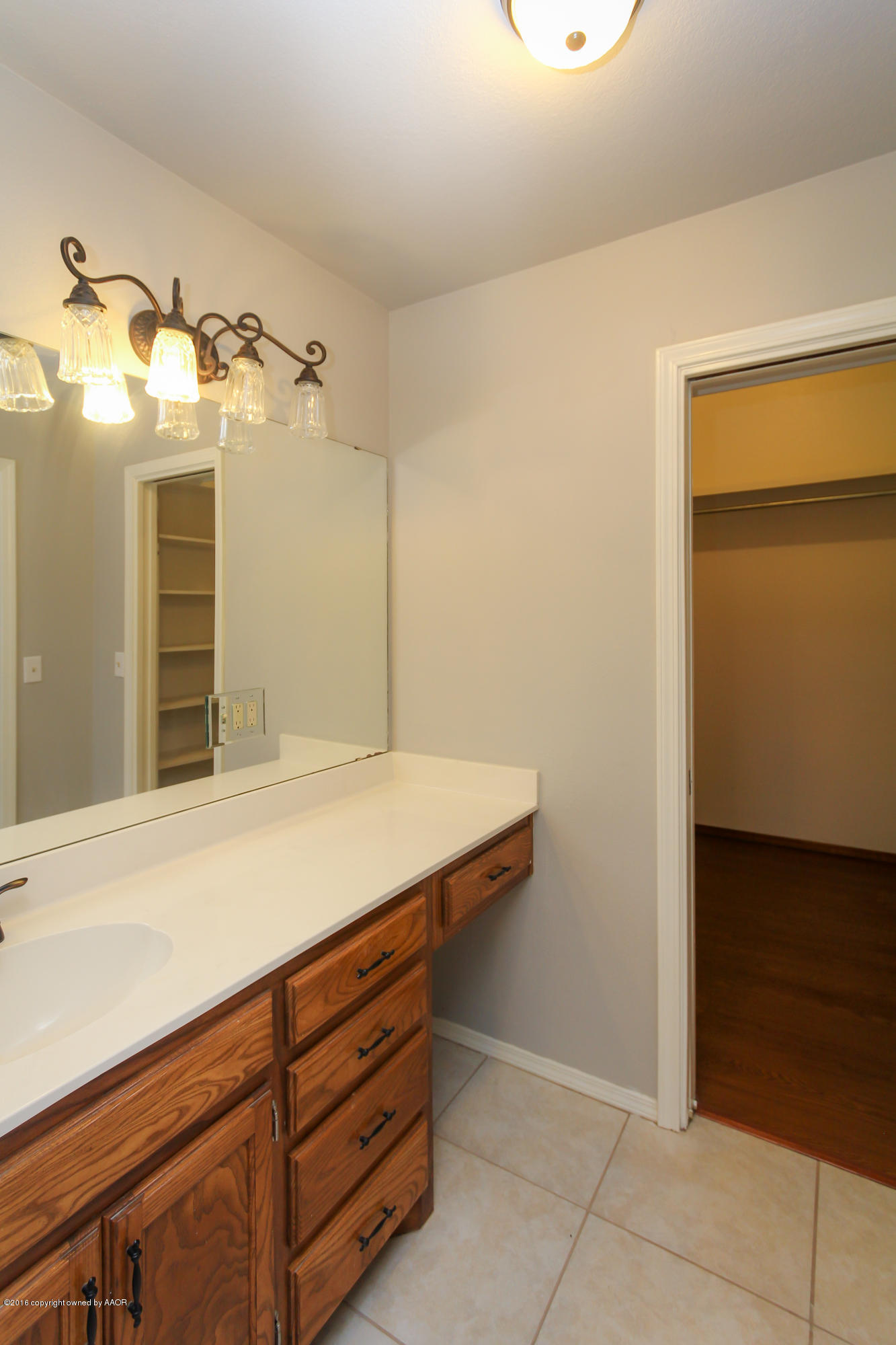 7915 Santa Fe Trail Amarillo, TX 79110 - Photo 26 of 57 hollywood bath between 2-3 bedroom