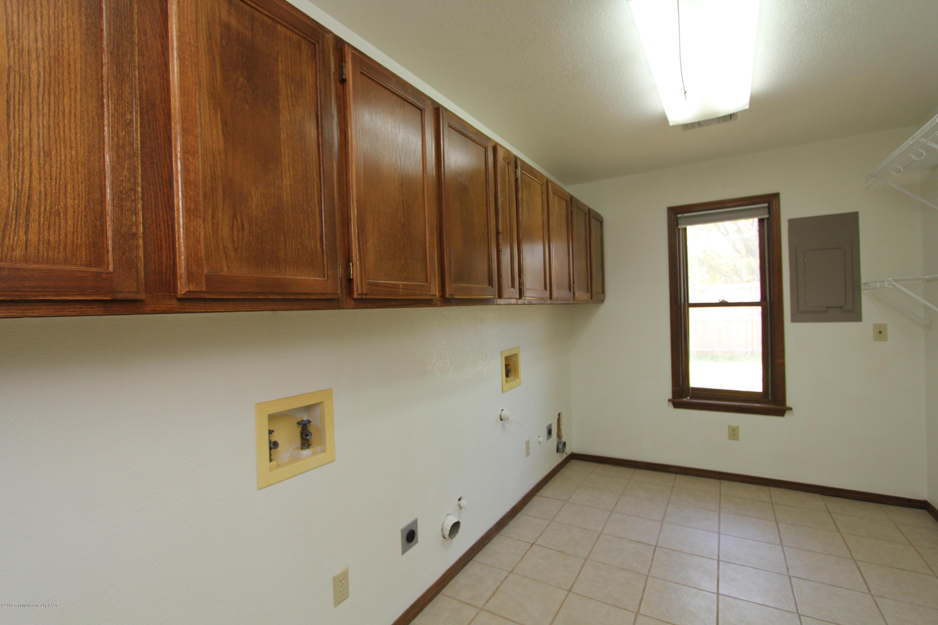 7915 Santa Fe Trail Amarillo, TX 79110 - Photo 31 of 57 HUGE LAUNDRY ROOM