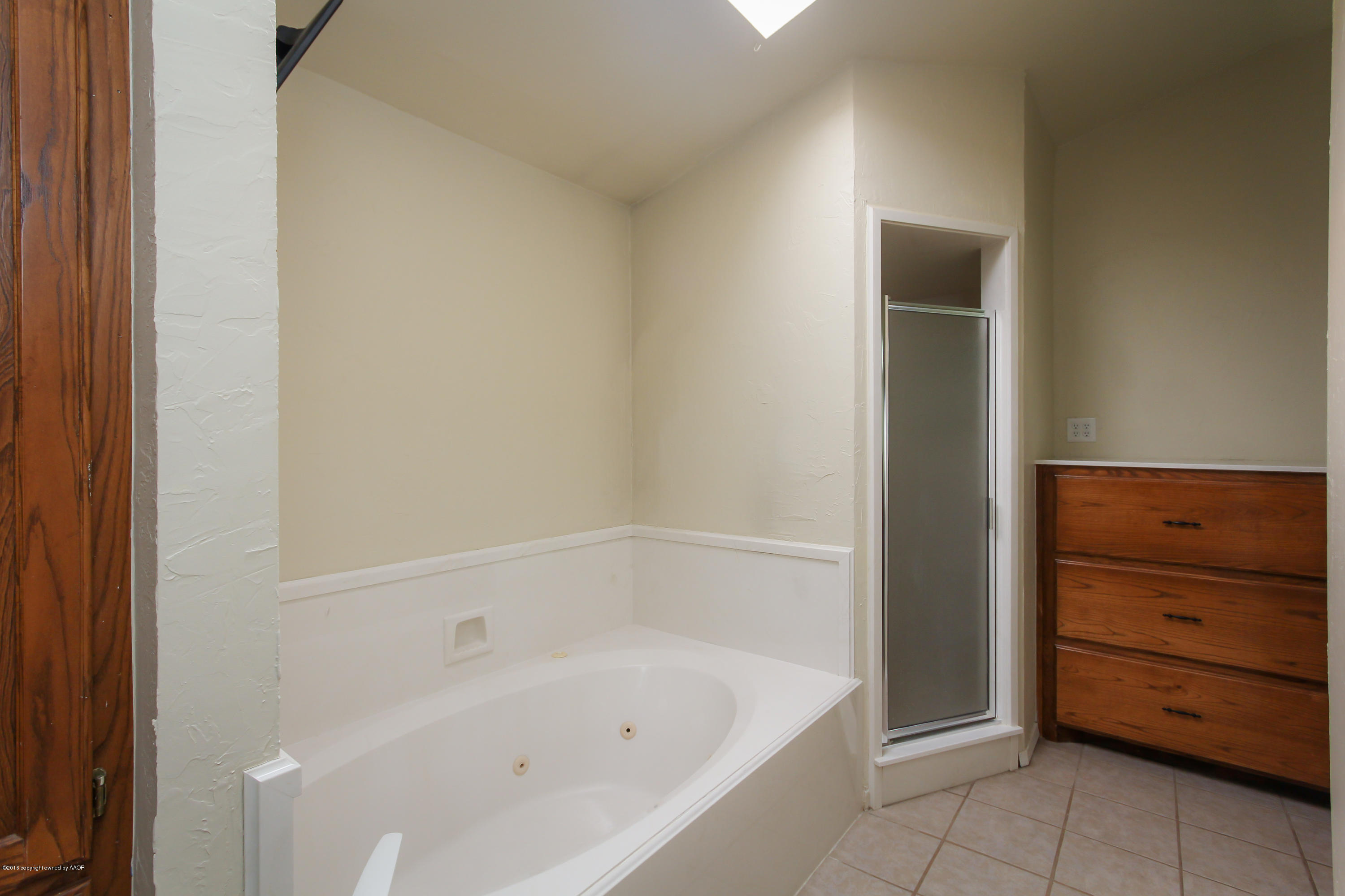 7915 Santa Fe Trail Amarillo, TX 79110 - Photo 45 of 57 a bathroom with a bathtub and mirror