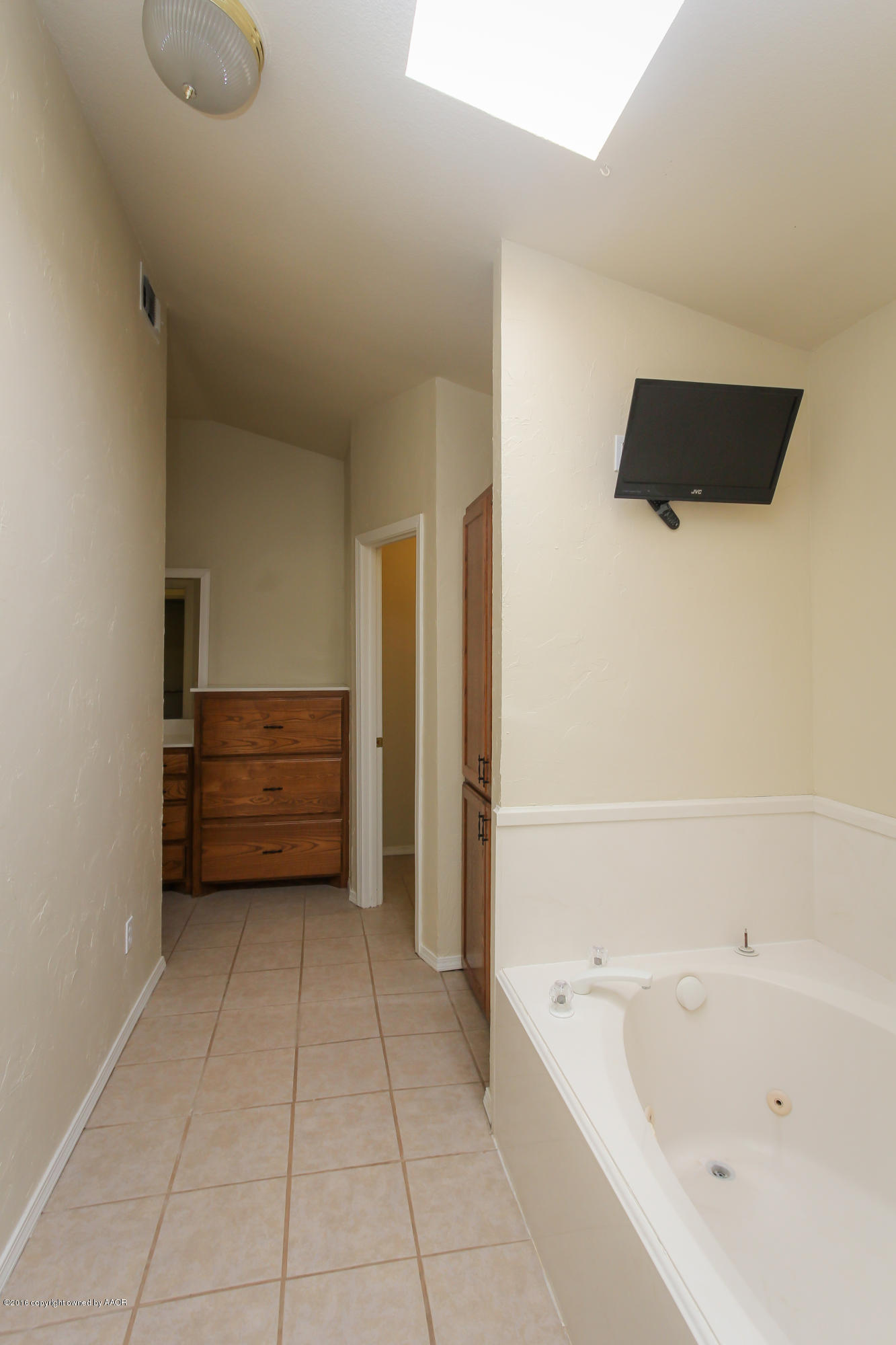 7915 Santa Fe Trail Amarillo, TX 79110 - Photo 46 of 57 a bathroom with a tub sink and mirror