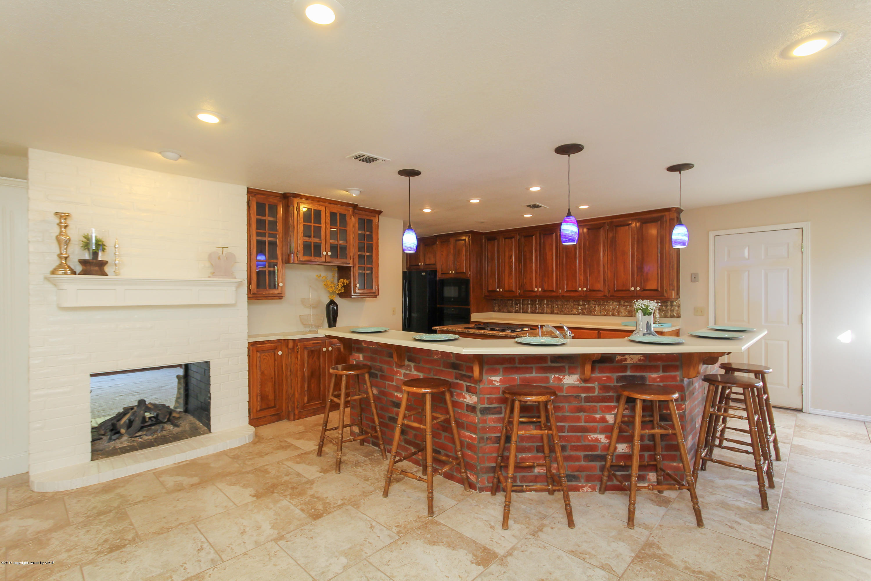7915 Santa Fe Trail Amarillo, TX 79110 - Photo 7 of 57 a kitchen with a table and chairs in it