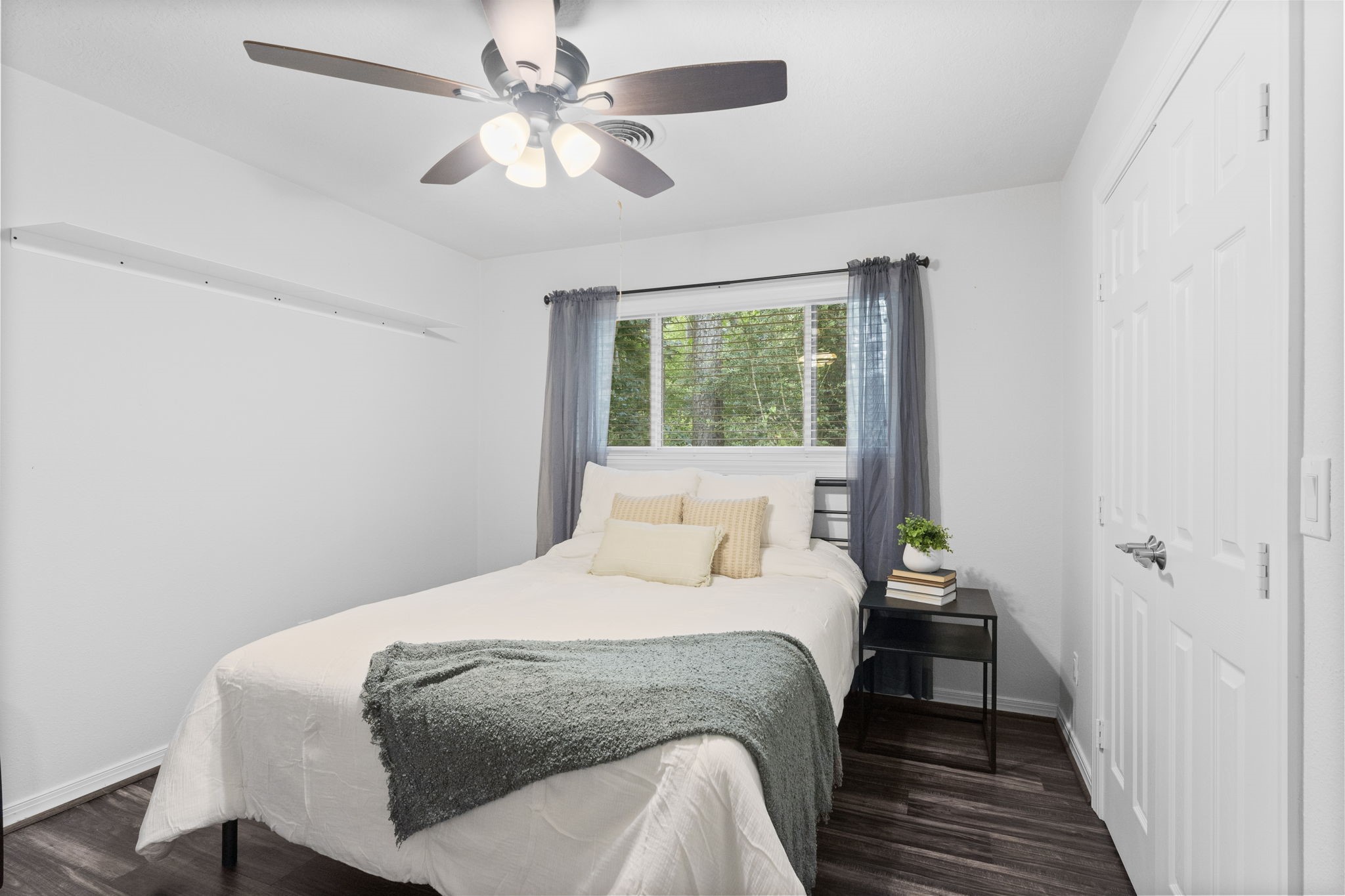 910 Imperial Lane Houston, TX 77336 - Photo 17 of 26 a bedroom with a bed and a ceiling fan