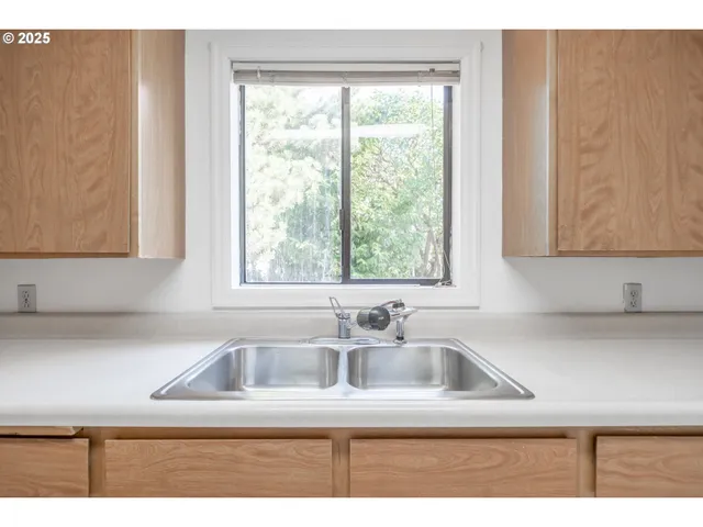 $319,000 | 875 South 5th Street, Lebanon, OR 97355