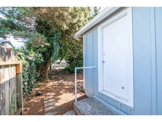 $319,000 | 875 South 5th Street, Lebanon, OR 97355