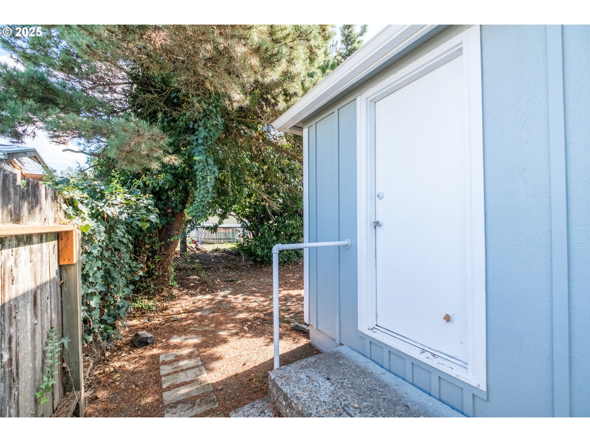 875 South 5th Street Lebanon, OR 97355 - Photo 23 of 35